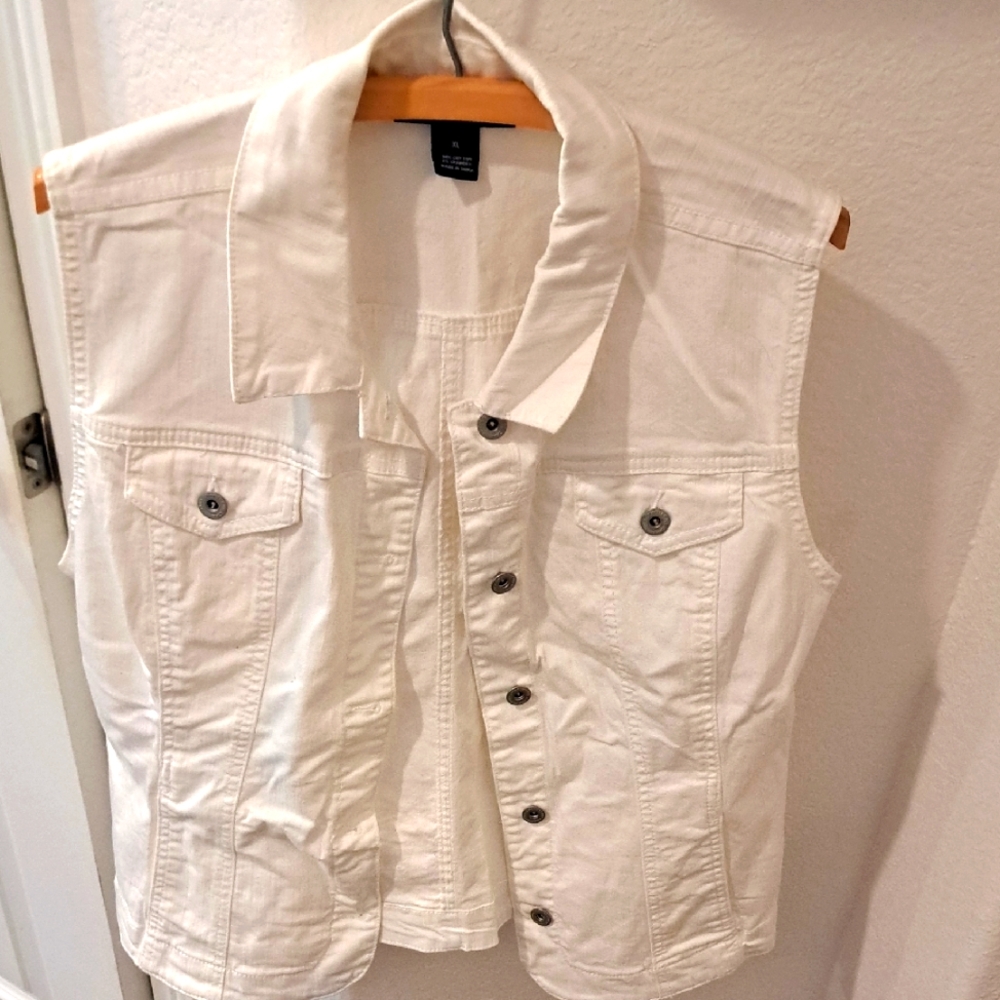 Charter Club White Sleeveless Vest